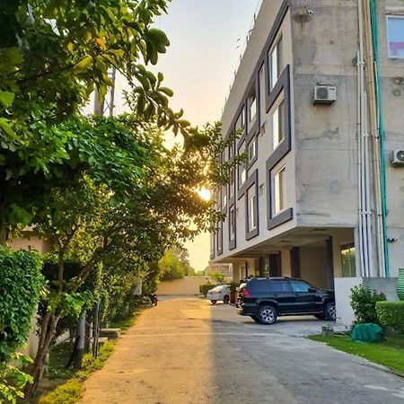 Furnished One-Bedroom Apartment For Rent Lahore Luaran gambar