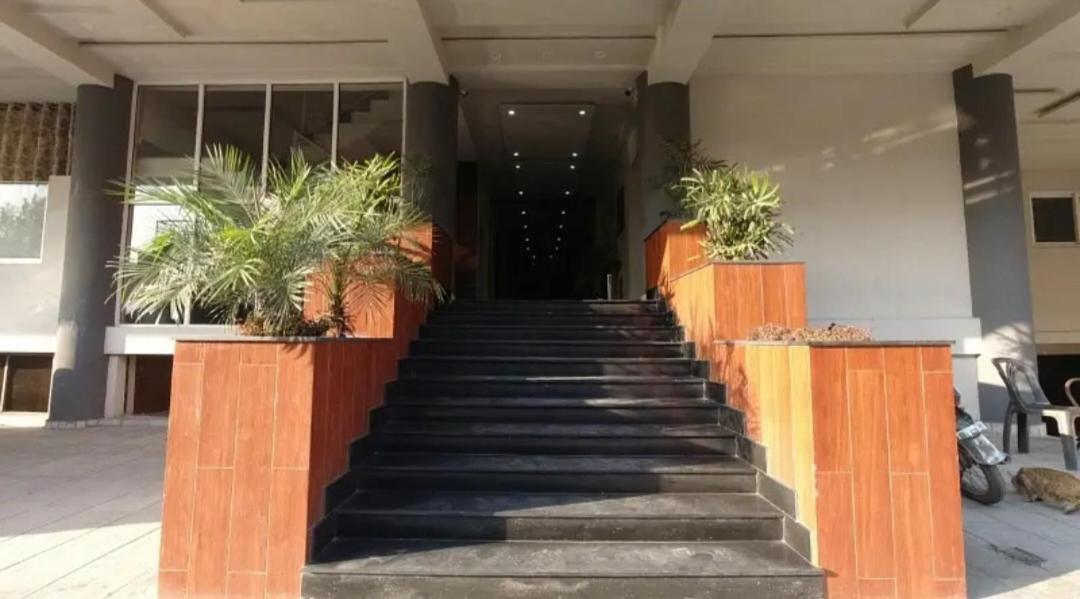 Furnished One-Bedroom Apartment For Rent Lahore Luaran gambar