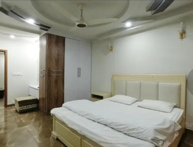Furnished One-Bedroom Apartment For Rent Lahore Luaran gambar