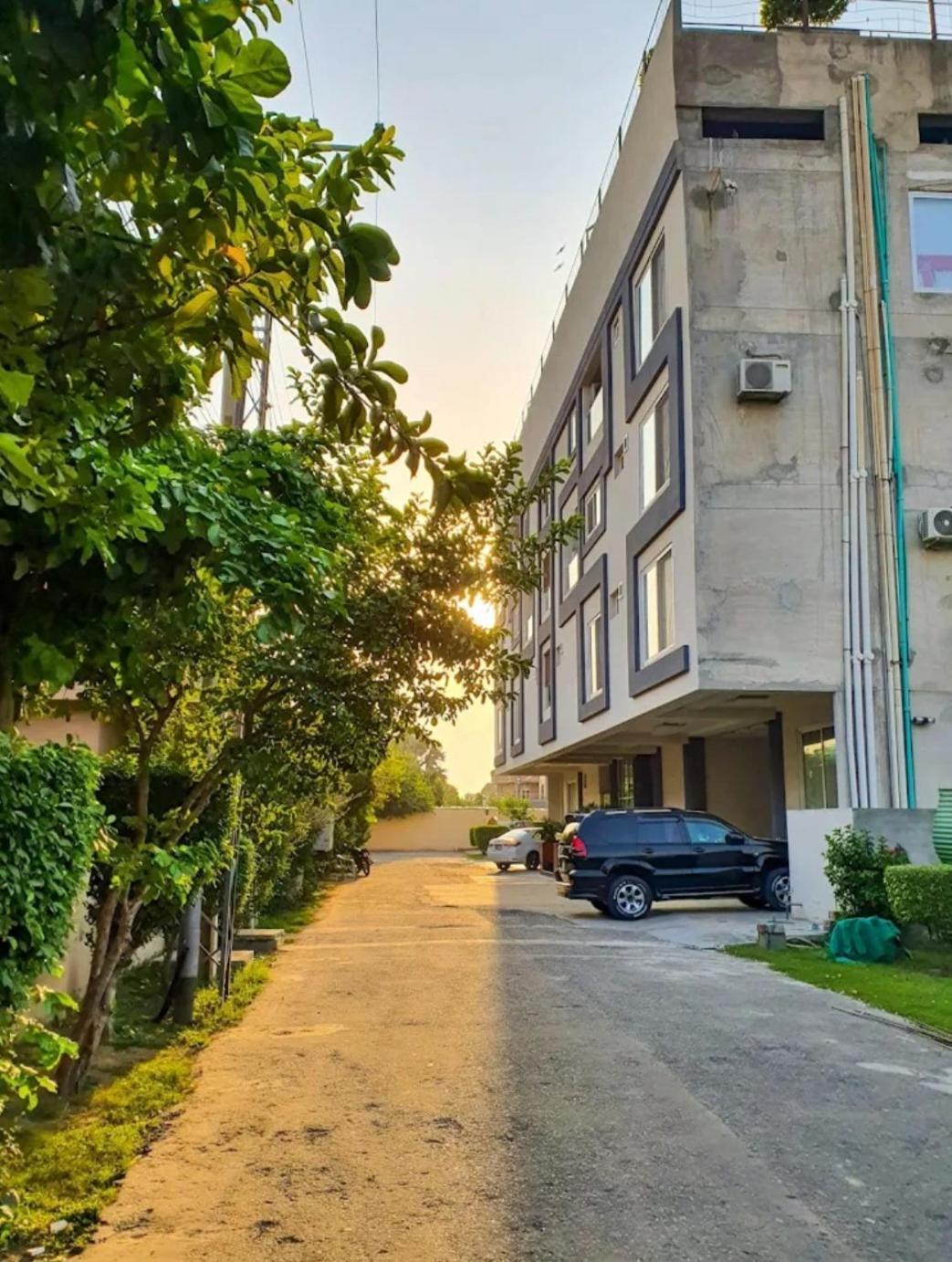 Furnished One-Bedroom Apartment For Rent Lahore Luaran gambar